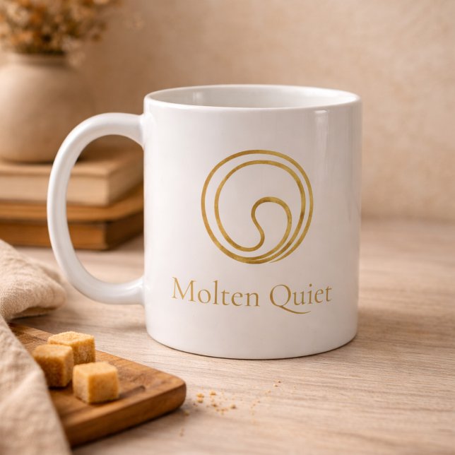 Tasse Classique Tourbillon Doré Silencieux, 11 oz (White ceramic with a gold swirl and serif detail, designed for calm mornings and desks.)