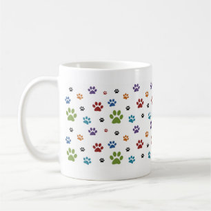 Tasse colorée d'empreintes de pattes de chien