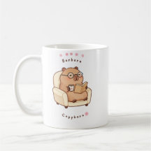 Tasse confortable de Barbara Capybara lisant un li