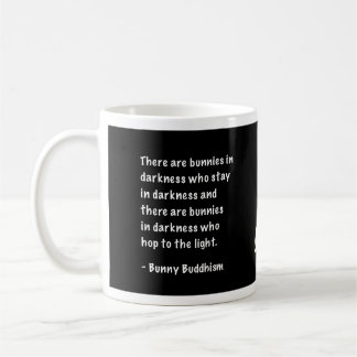 Tasse dans obscurité de bouddhisme de lapin
