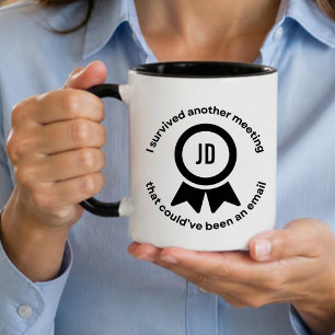 Tasse de badge personnalisé drôle de réunion survi