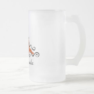 Tasse de bière de jeunes mariées