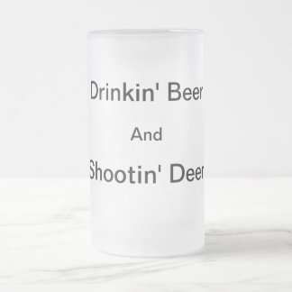 Tasse de bière givrée de cerfs communs de Shootin