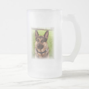 Tasse de bière givrée de chien de berger