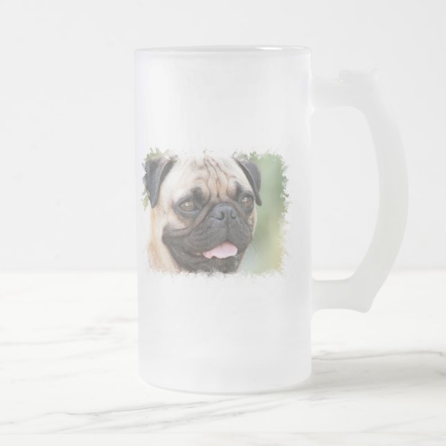 Tasse de bière givrée par chien de carlin (Droit)