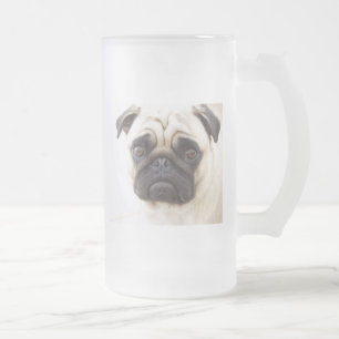 Tasse de bière givrée par chien de carlin