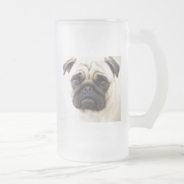 Tasse de bière givrée par chien de carlin (Droit)