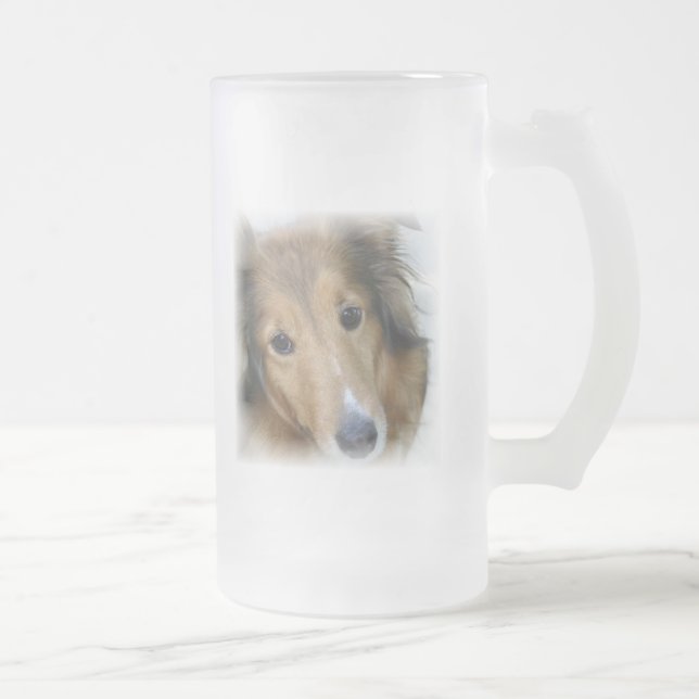 Tasse de bière givrée par chien de colley (Droit)