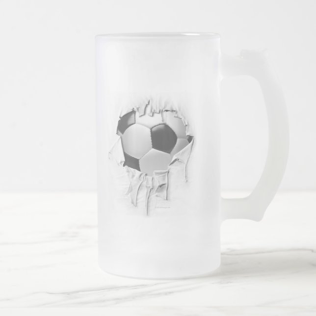 Tasse de bière givrée par football déchirée (Droit)