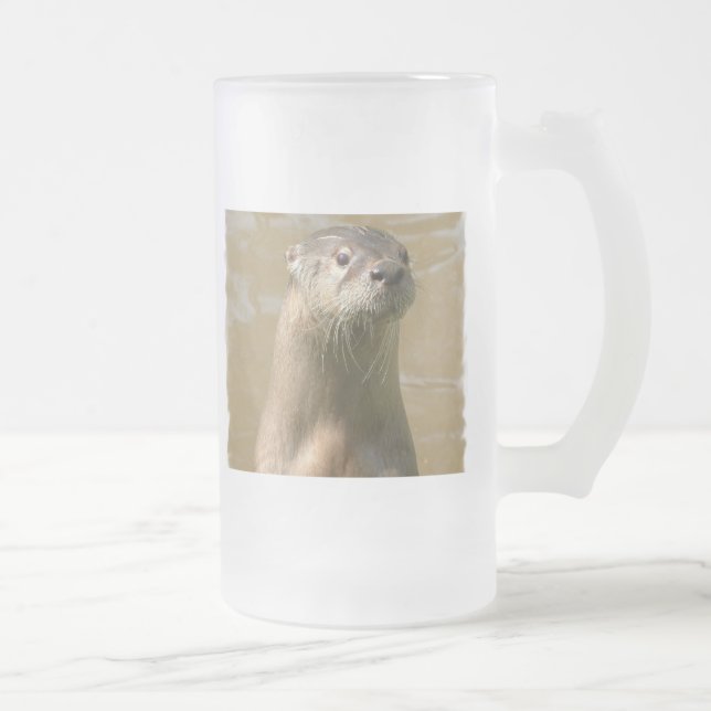 Tasse de bière givrée par loutre curieuse (Droit)