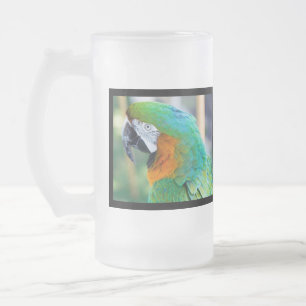 Tasse de bière givrée par perroquet coloré