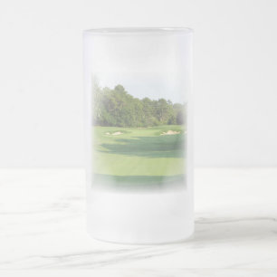 Tasse de bière givrée par terrain de golf