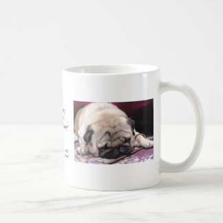 Tasse de café assoupie de carlin