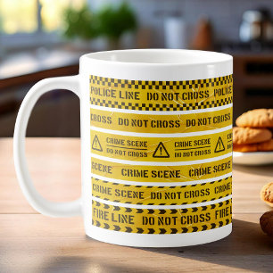 Tasse de café avec bandes jaunes scène de crime de