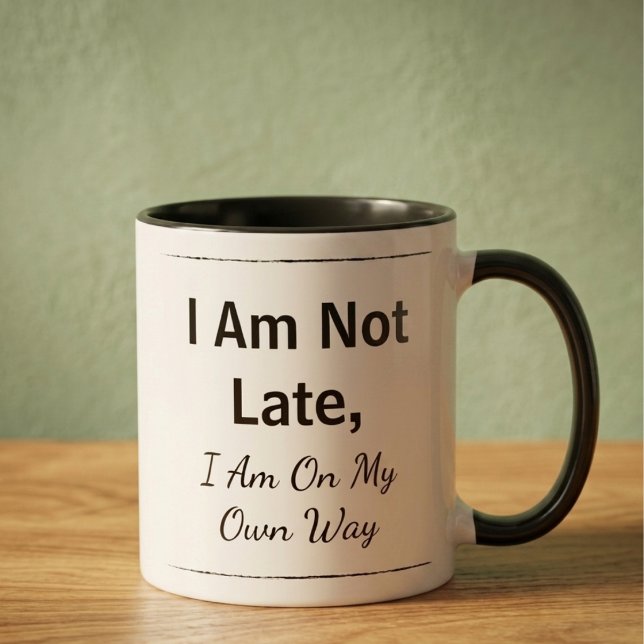 Tasse de café avec citation motivante (Custom text ceramic mug with black handle. The text reads "I am not late, I am on my own way")