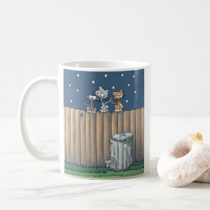 Tasse de café avec des chats de ruelle