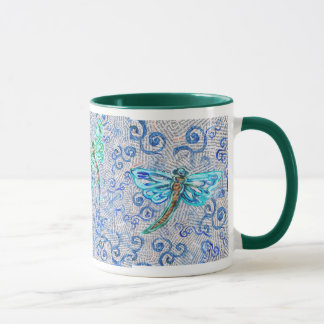 Tasse de café avec des libellules