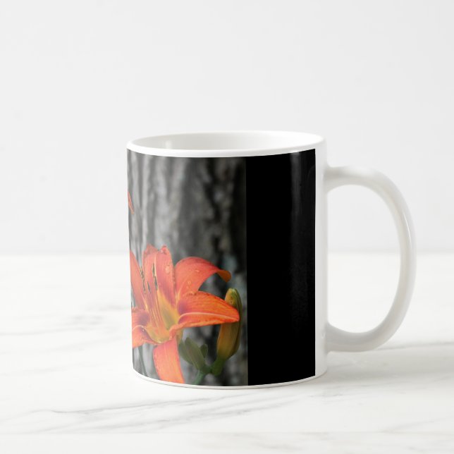 tasse de café avec deux lis oranges (Droite)