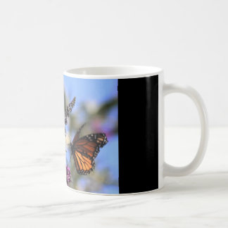 tasse de café avec la satisfaction de papillon…
