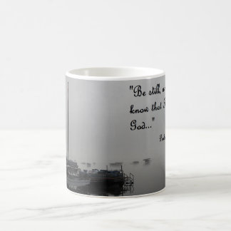 tasse de café avec la scène calme de dock