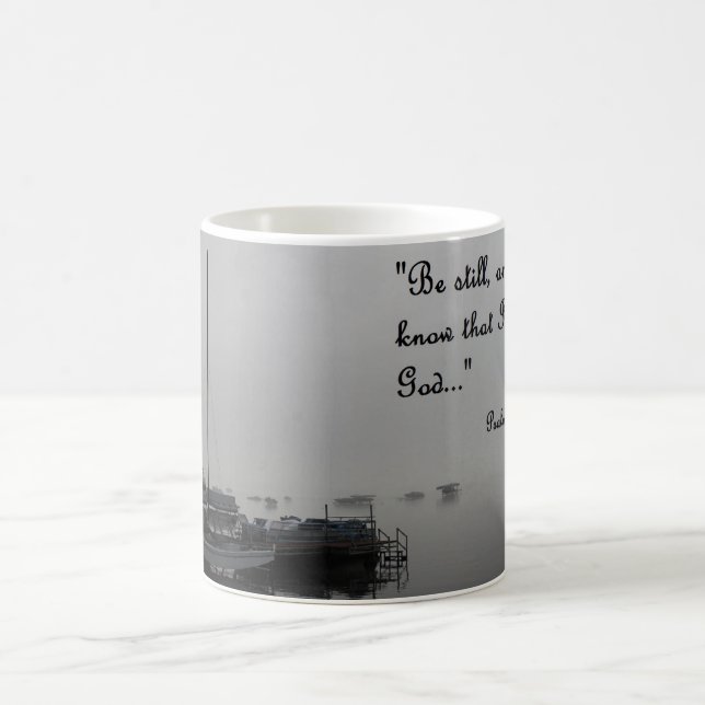 tasse de café avec la scène calme de dock (Centre)