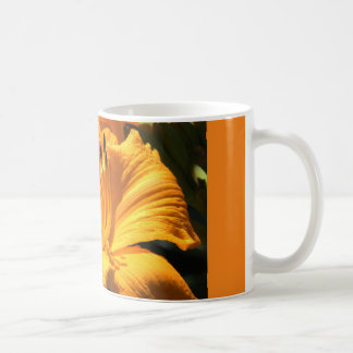 tasse de café avec le lis jaune