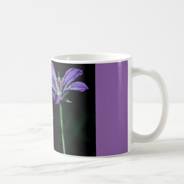 tasse de café avec les fleurs pourpres (Droite)