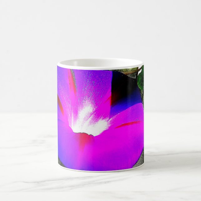 Tasse de café avec les fleurs pourpres mignonnes (Centre)
