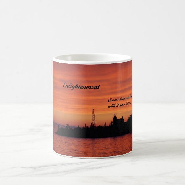 Tasse de café avec l'image du phare au lever de (Centre)