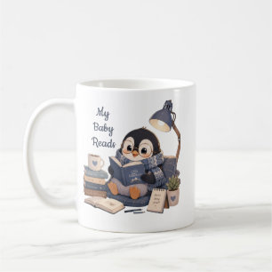 Tasse de café avec livre de lecture de pingouin co