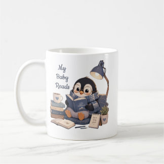 Tasse de café avec livre de lecture de pingouin co