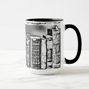 Tasse de café avec livres anciens sur une étagère