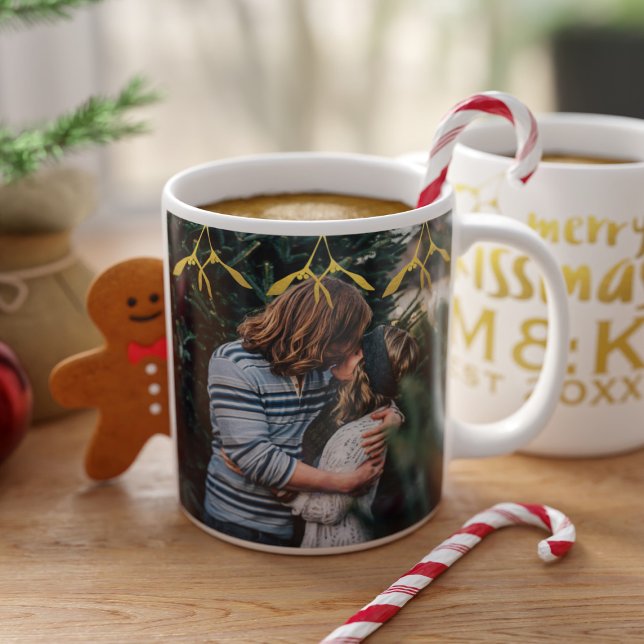 Tasse de café avec monogramme de couple et gui (Merry Kissmas! Upload your photo, add your initials and year )