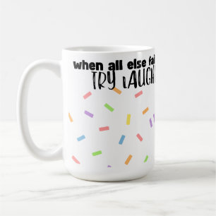 Tasse de café avec rire mignon et heureux