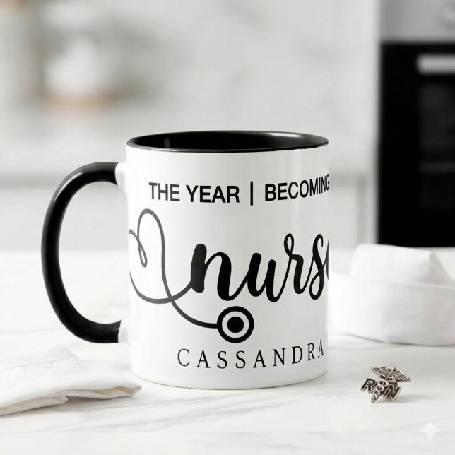 Tasse de café avec stéthoscope d'infirmière diplôm (Créateur téléchargé)