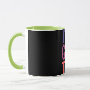 Tasse de café avec typographie colorée motivante