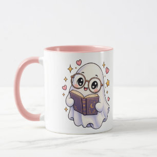 Tasse de café avec un gentil fantôme lisant un liv