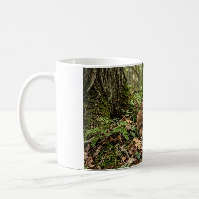Tasse de café avec un jeune cerf recroquevillé dan (Gauche)