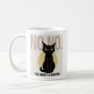 Tasse de café avec un mème de chat noir drôle
