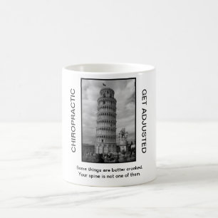 Tasse de café de chiropractie - tour penchée de