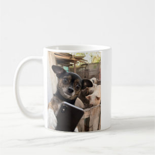 Tasse de café de ferme de selfie de Chihuahua drôl
