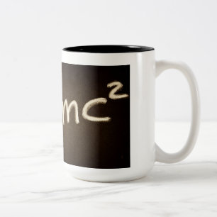 Tasse de café de physique avec l'équation célèbre