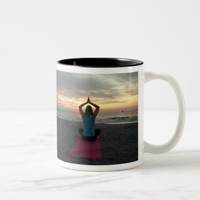 tasse de café de yoga (Droit)