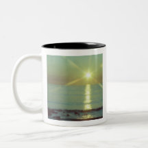 Tasse de café d'océan de coucher du soleil