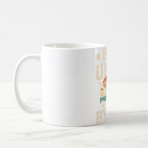 Tasse de café drôle facilement distrait par les tr