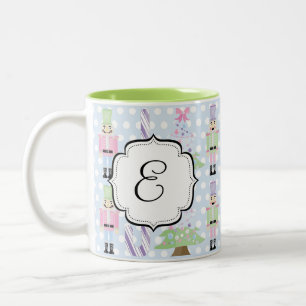 Tasse de café en pastel décorée d'un monogramme de