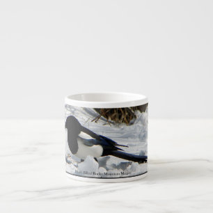 Tasse de café express de pie affichée par noir de