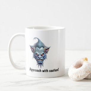 Tasse de café fantaisiste de gobelin grincheux drô