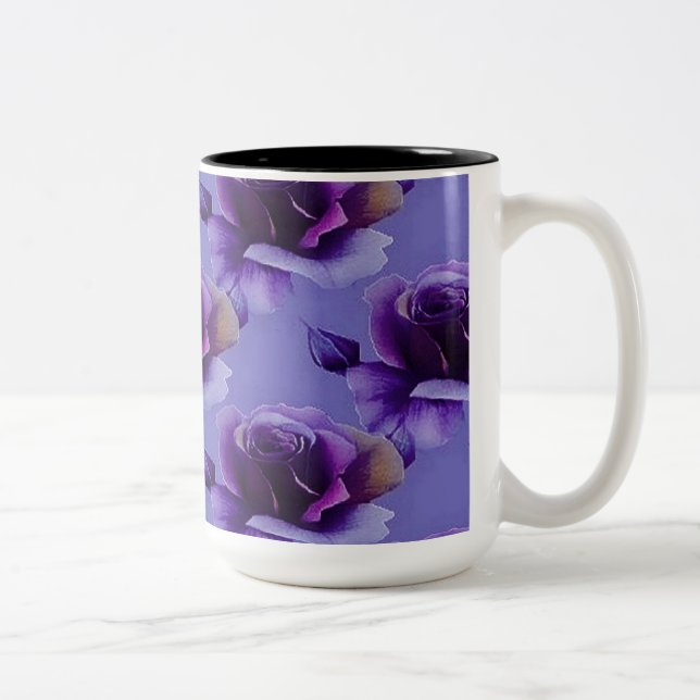 Tasse de café florale de motif de roses pourpres (Droit)