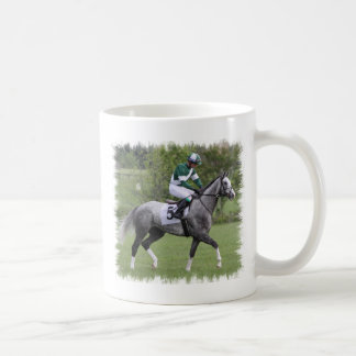 Tasse de café grise tachetée de cheval de course